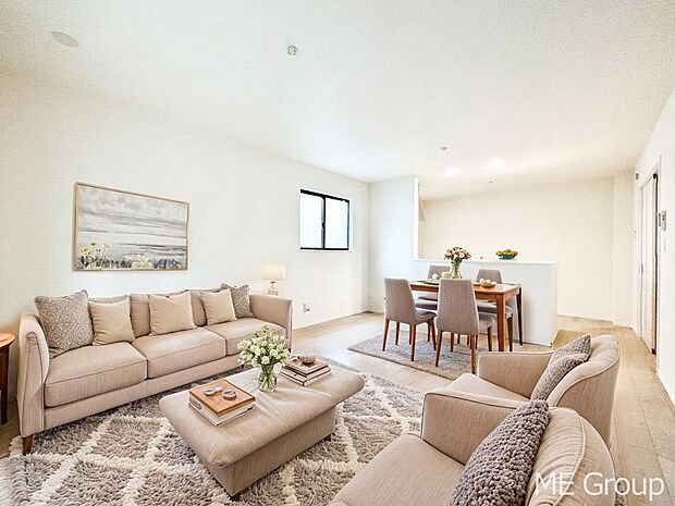 家族の和やかな会話が聞こえてきそう。開放感のあるリビングです。※家具はCGです  