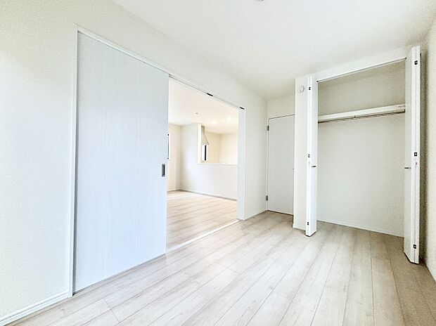 リビングの隣にある洋室。扉を開放して広く利用することも可能です。