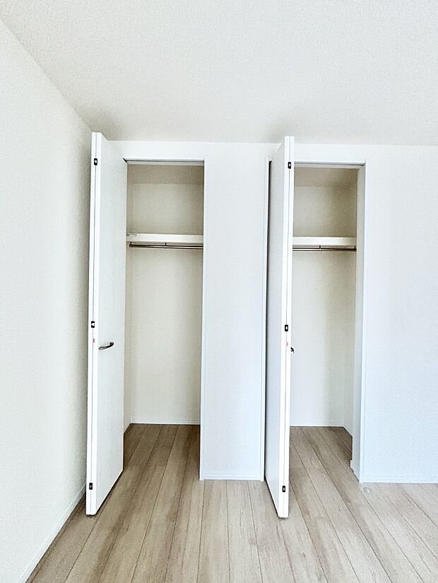 洋室のクローゼット。奥行きがあるので厚手の衣類もすっきり収まります。