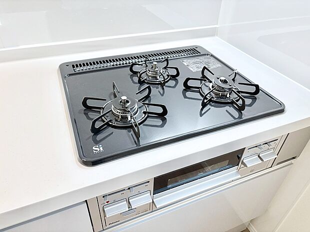 ガスコンロはＳｉセンサー搭載。火力調節や焦げ付き・消し忘れも防いでくれます。