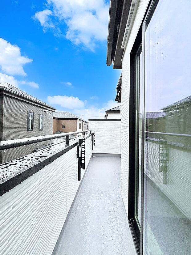 南向きのバルコニー！ご家族の洗濯物はもちろん、お布団もたっぷり干せます！