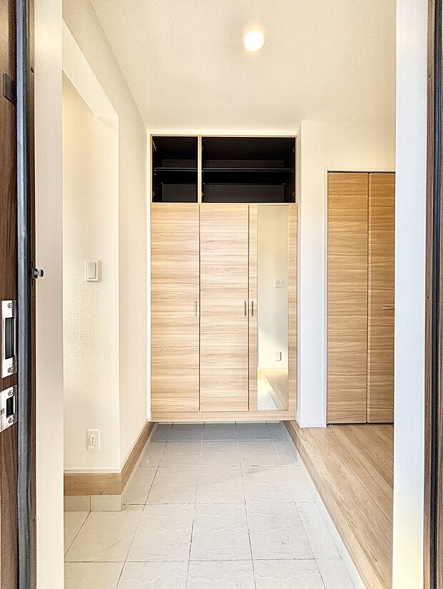 ミラー付きシューズボックスはお出かけ前の身だしなみチェックに便利