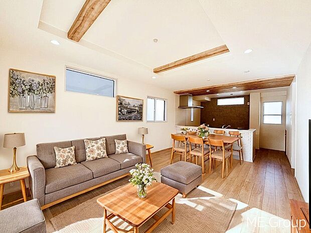 ご家族の賑やかな話し声で包まれる明るいリビング ※家具はCGです