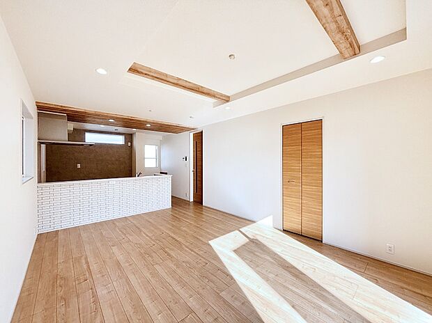 折上天井は立体的な奥行きがあるので、天井が広く見えて開放的な空間を演出できます。
