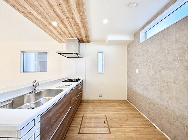 ポップアップ天井が素敵なキッチン！窓があるので採光もとれ換気にも役立ちます。