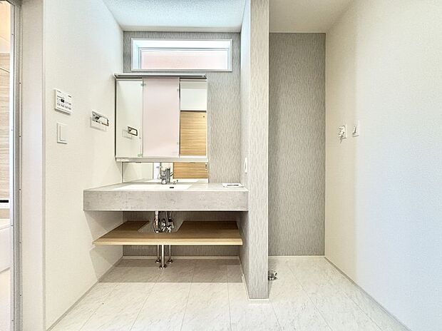 大きく見やすい三面鏡で清潔感ある洗面台は、身だしなみチェックや肌のお手入れにおすすめです。