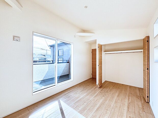 バルコニーが開放感をプラスしてくれる洋室