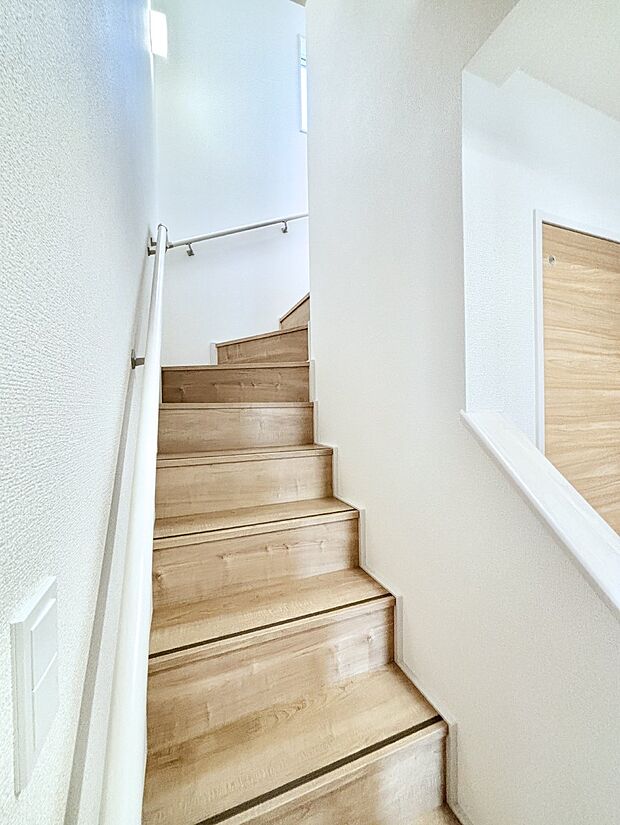 安全性を考慮し階段には手すりを設置しています