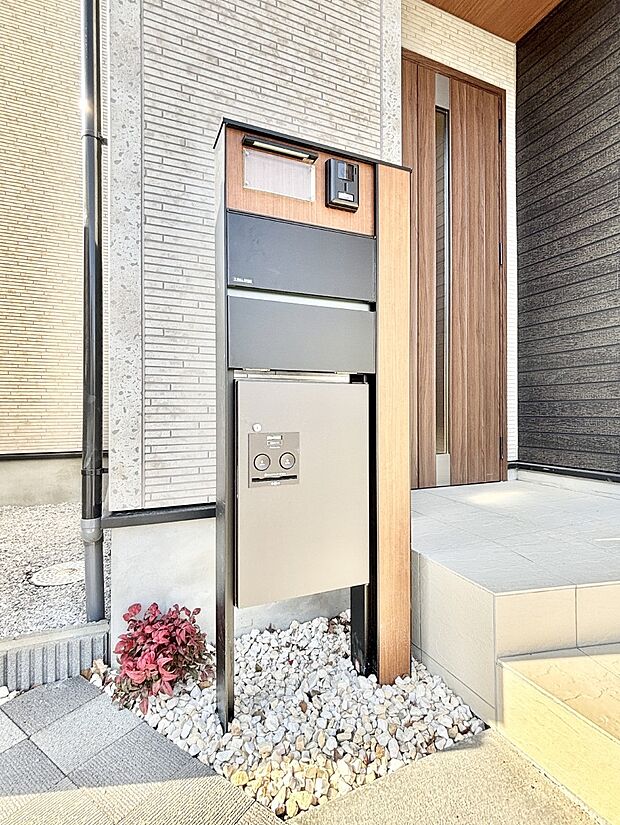 表札・インターホン・ポスト・宅配BOXをひとつに集約。エントランスになじむシンプルデザイン。
