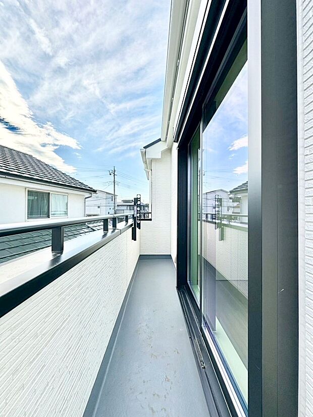 ゆったりバルコニーだから沢山お洗濯ものを干せます。