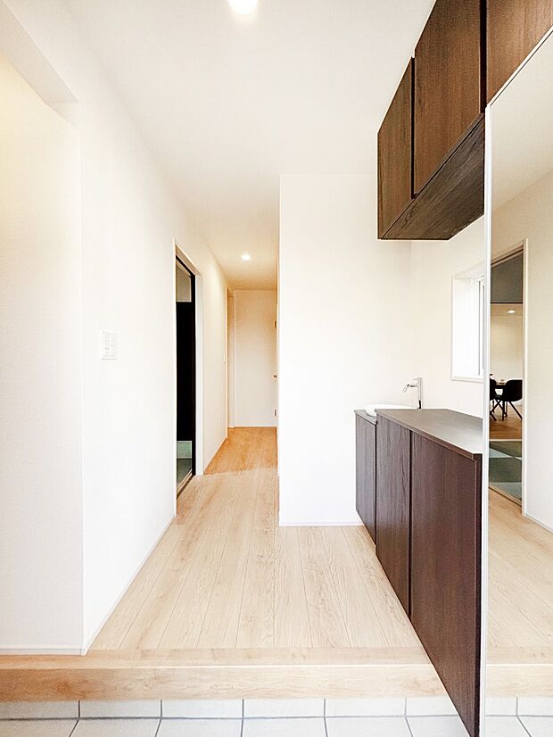 ミラー付きシューズボックスはお出かけ前の身だしなみチェックに便利