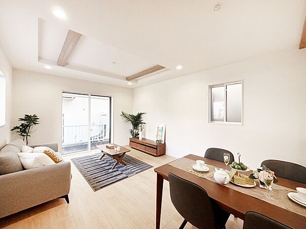 大きな窓からたっぷりの陽光と風を感じられるリビング