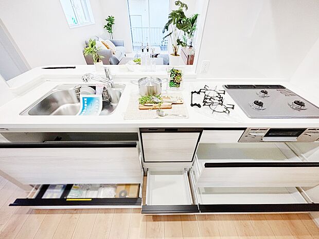 広々としたシンクでお料理やお皿洗いもラクラク快適に！