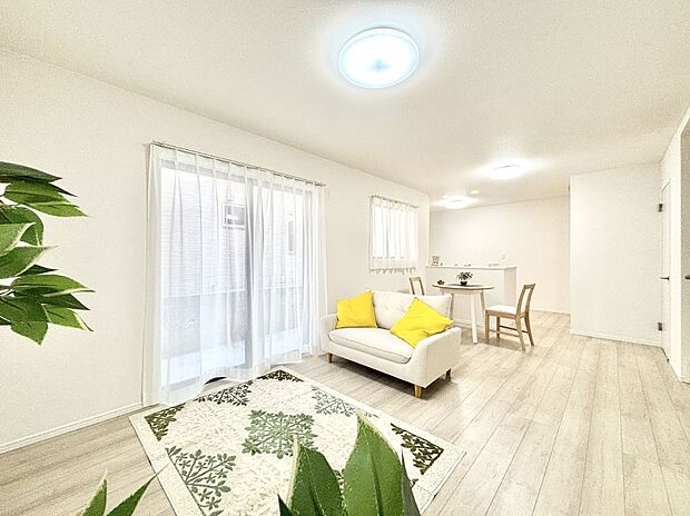 ご家族の賑やかな話し声で包まれる明るいリビング