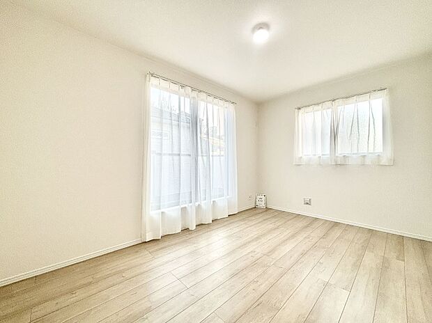 明るいバルコニーサイドに洋室を設置。目覚めの良い寝室に。 