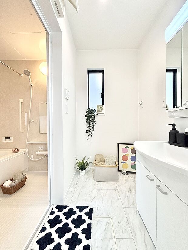 清潔感のある快適空間です。毎日の身支度も気持ち良くお使い頂けます。 