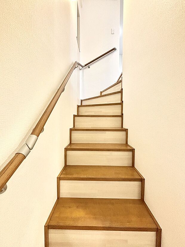 階段は手すり付きなので小さなお子さまやご高齢の方も安心です  