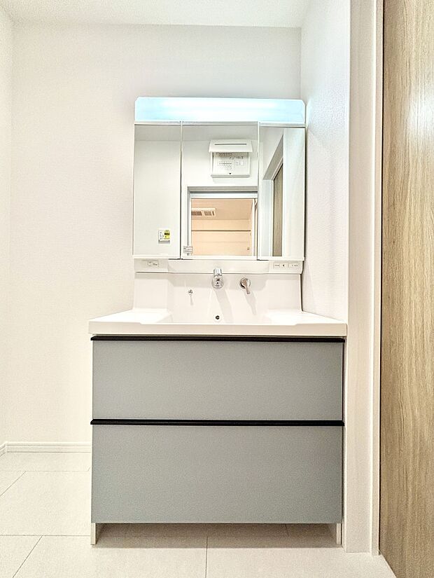 大きく見やすい三面鏡で清潔感ある洗面台は、身だしなみチェックや肌のお手入れにおすすめです。