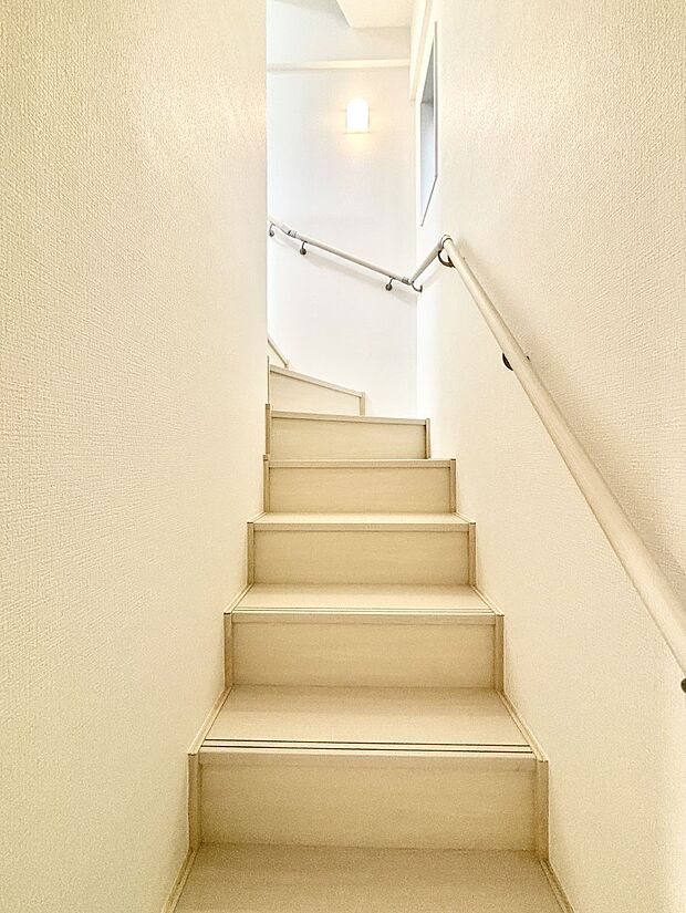 安全性を考慮し階段には手すりを設置しています