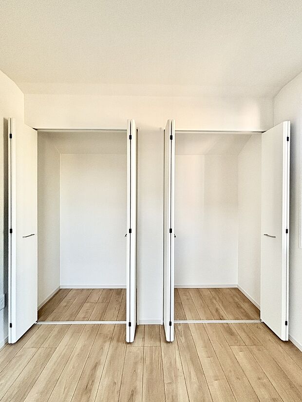 洋室のクローゼット。奥行きがあるので厚手の衣類もすっきり収まります。