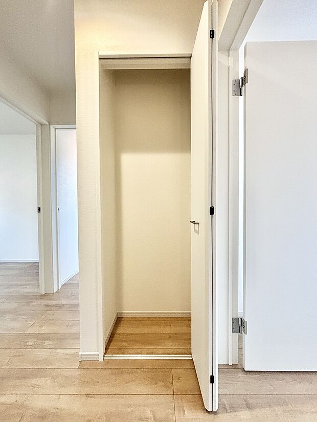 2階廊下収納には掃除用品や日用品のストックなどを収納できます。