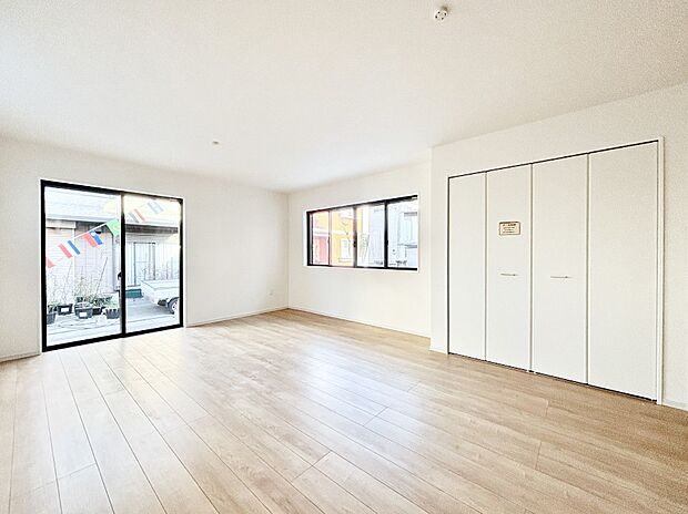 大きな窓からたっぷりの陽光と風を感じられるリビング  