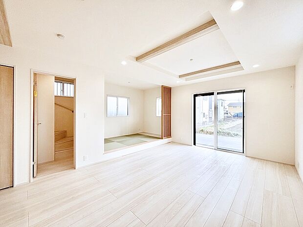 リビングと一体化した小上がりの和室が、奥行きのある開放的な空間を演出しています。