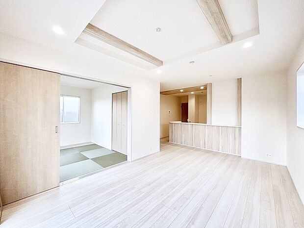 隣接の和室を開放すればさらに広々空間に  
