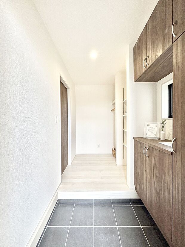 家族の帰宅やお客様をあたたかく迎える玄関  