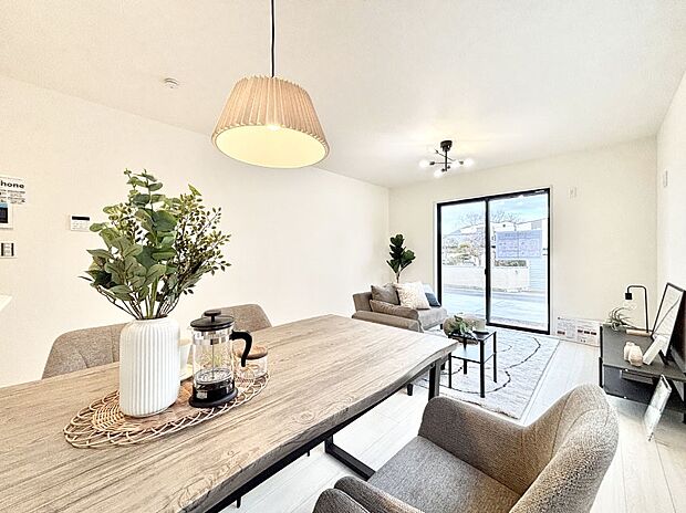 家族団らんの時間も増えそうなくつろぎのリビングダイニング。