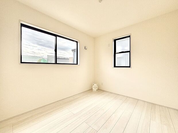 2面採光で気持ちよく自然光が取り入れられるのでお子様のお部屋にもピッタリ