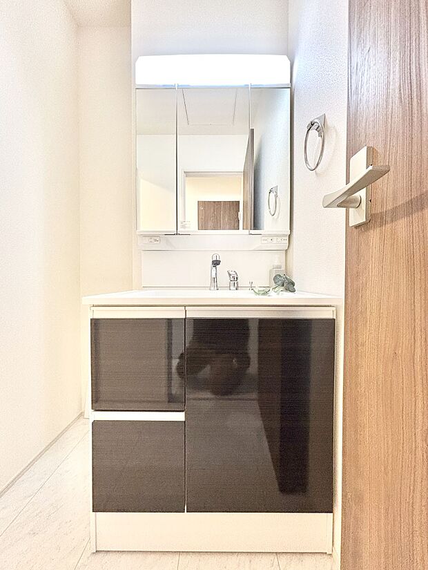 大きく見やすい三面鏡で清潔感ある洗面台は、身だしなみチェックや肌のお手入れにおすすめです。