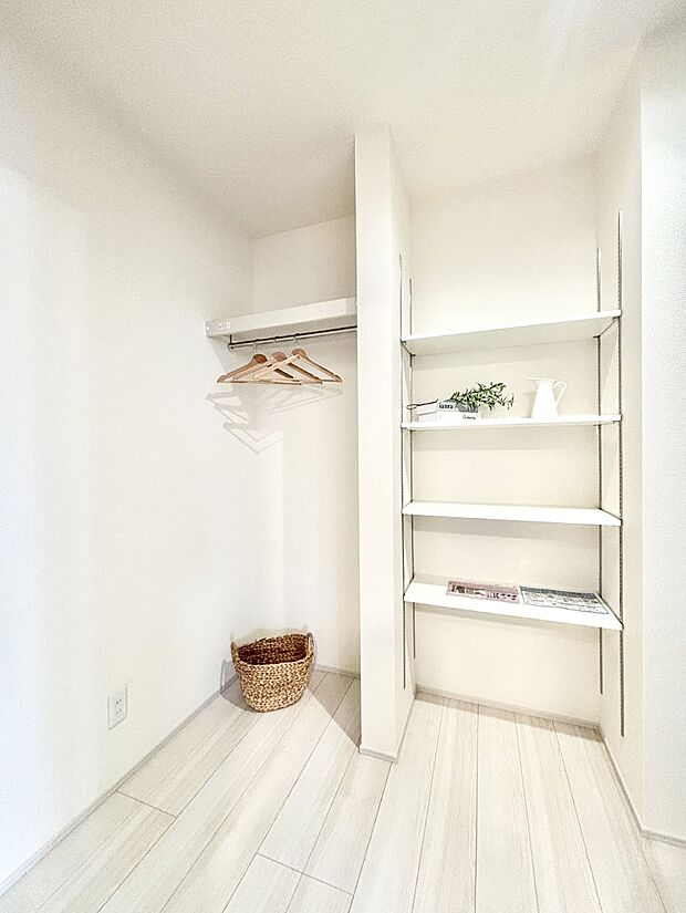 玄関ホール収納です。掃除道具やお出かけ用グッズの収納に便利です。