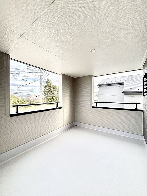 ゆったりバルコニーだから沢山お洗濯ものを干せます。