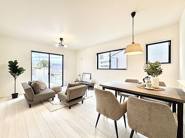 大きな窓からたっぷりの陽光と風を感じられるリビング  