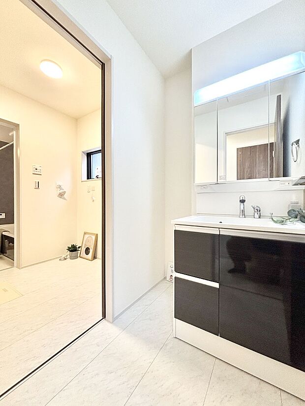 清潔感のある快適空間です。毎日の身支度も気持ち良くお使い頂けます。 