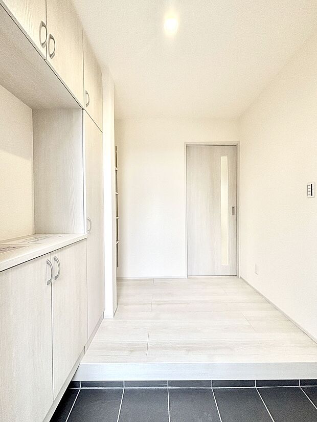 家族の帰宅やお客様をあたたかく迎える玄関  