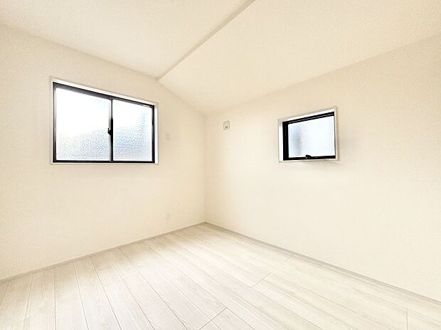 2面採光で気持ちよく自然光が取り入れられるのでお子様のお部屋にもピッタリ