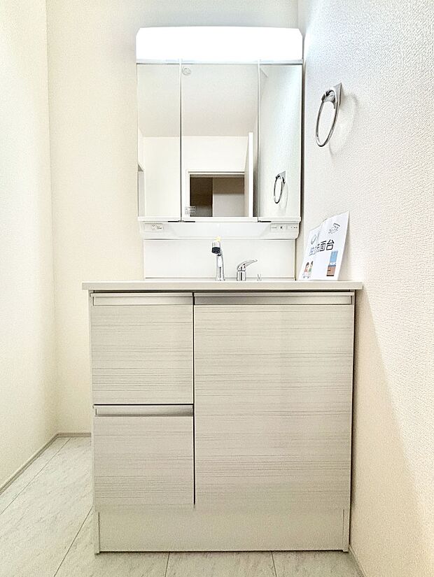 大きく見やすい三面鏡で清潔感ある洗面台は、身だしなみチェックや肌のお手入れにおすすめです。 