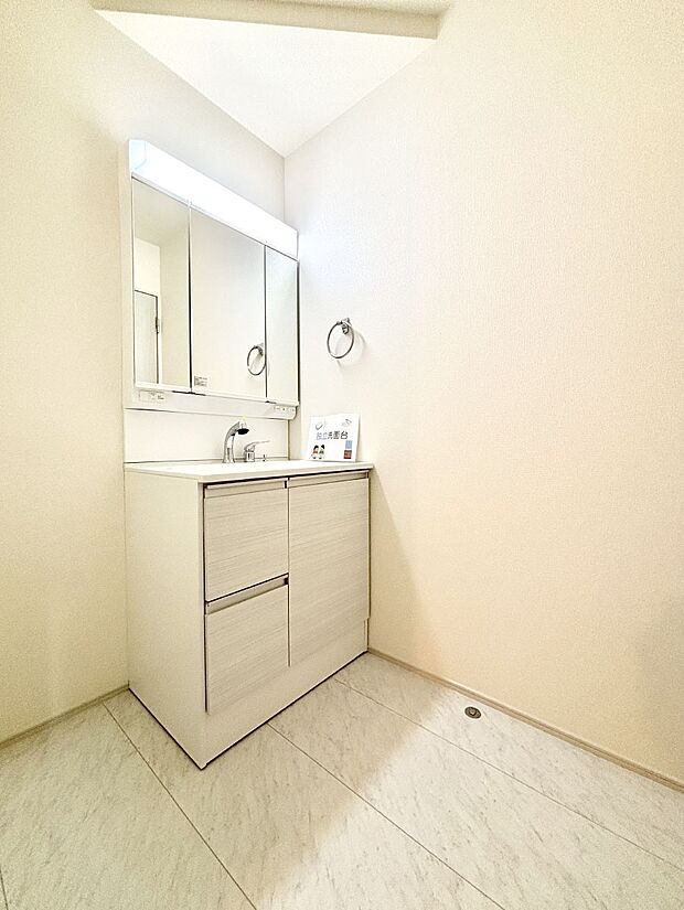 明るい洗面所は毎朝の身支度も楽しくできちゃいそうです。