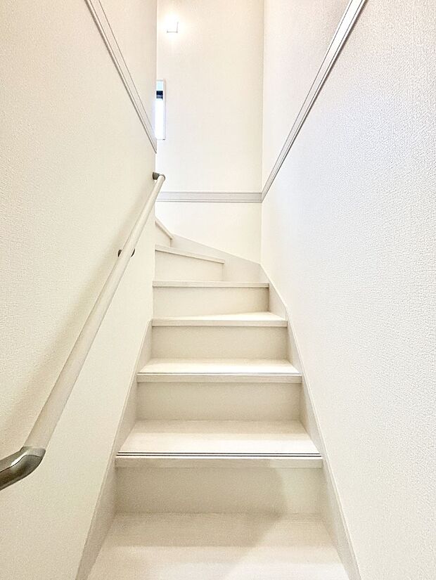 階段は手すり付きなので小さなお子さまやご高齢の方も安心です