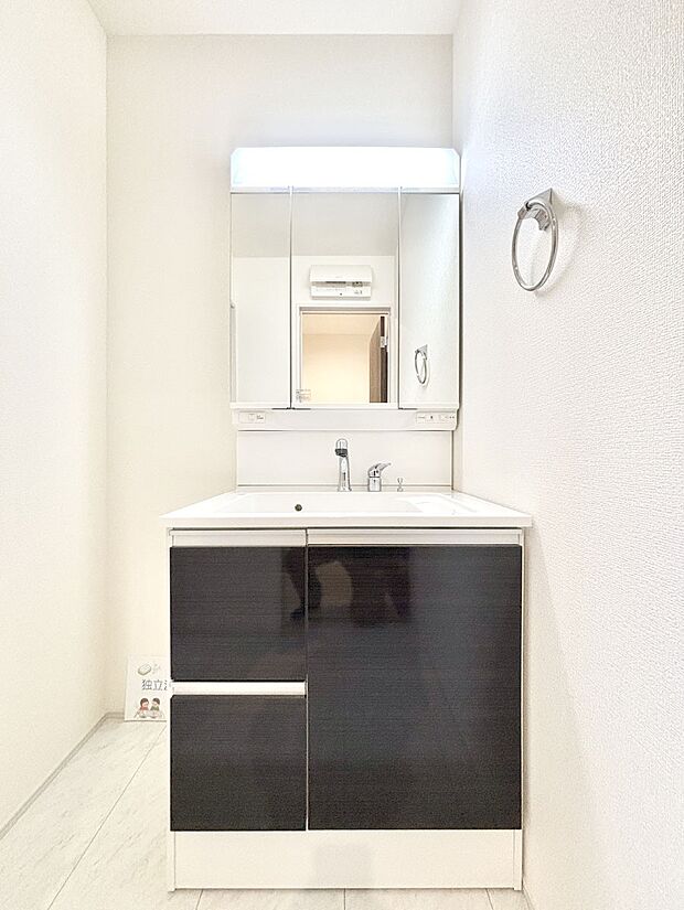 大きく見やすい三面鏡で清潔感ある洗面台は、身だしなみチェックや肌のお手入れにおすすめです。