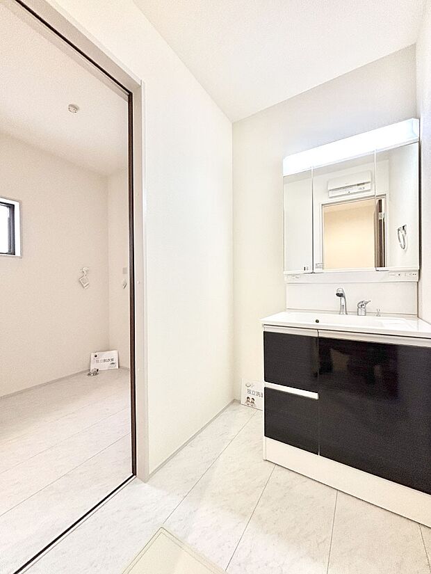 明るい洗面所は毎朝の身支度も楽しくできちゃいそうです。