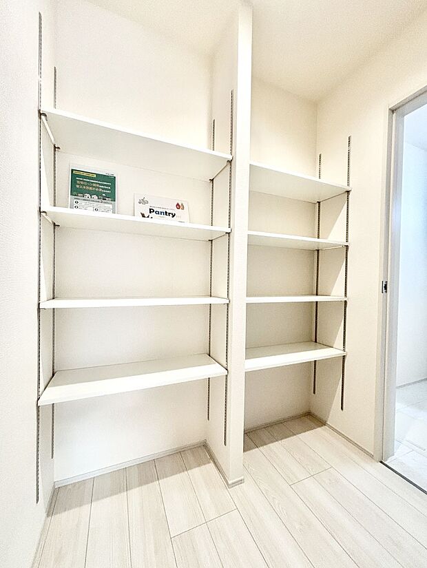 キッチン後ろ収納!食材のストックはもちろん、日用品の収納など使い方はいろいろ!