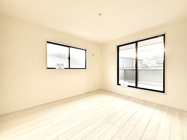 バルコニーが開放感をプラスしてくれる洋室