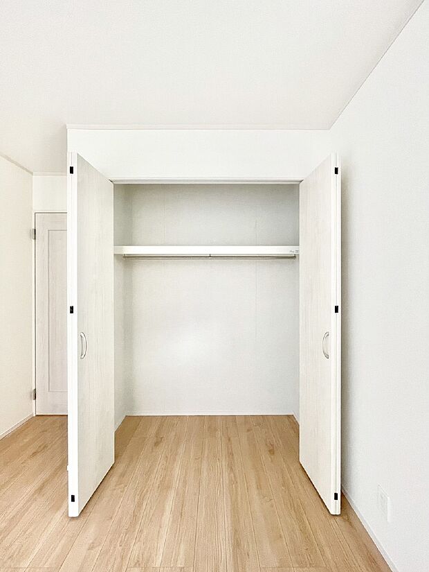 洋室のクローゼット。奥行きがあるので厚手の衣類もすっきり収まります。