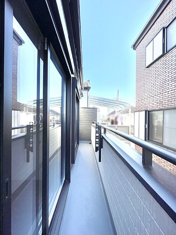 ゆったりバルコニーだから沢山お洗濯ものを干せます。