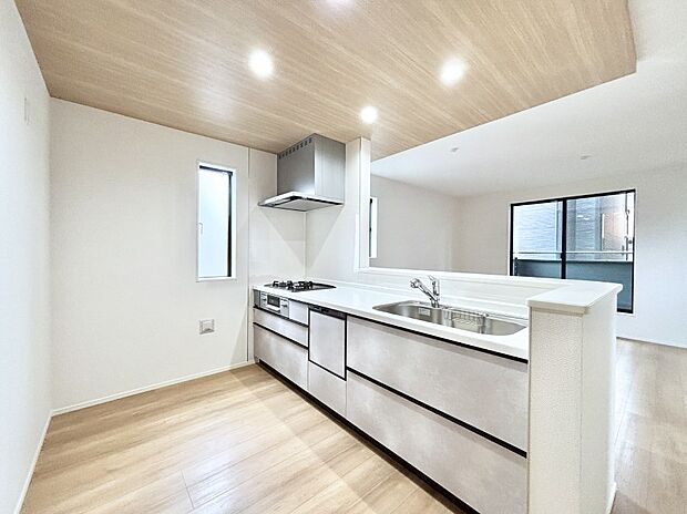 爽やかな風が通り抜けるキッチン。窓があるので明るく換気にも役立ちます。