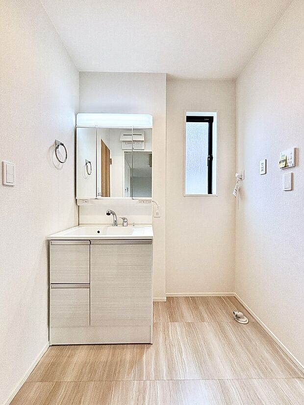 大きく見やすい三面鏡で清潔感ある洗面台は、身だしなみチェックや肌のお手入れにおすすめです。 