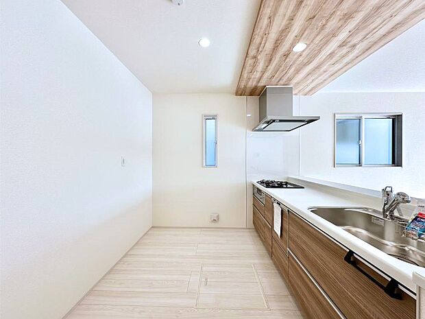 爽やかな風が通り抜けるキッチン。窓があるので明るく換気にも役立ちます。